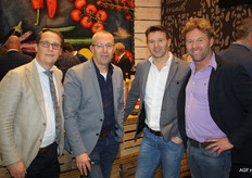 Verkoopleider Michel den Ouden en telers Pleun van Duijn, Ben en Frank Groenewegen van Purple Pride. De nieuwe strategie is om nieuwe strategie is om ons naast de retail en handel te gaan focussen op de horeca en chefs te inspireren met de culinaire mogelijkheden van aubergine